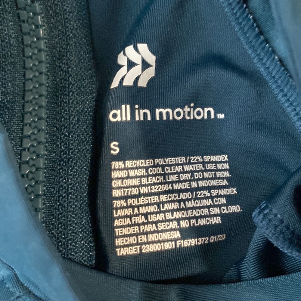 Water Resistant Top / Rashguard - Picture 2 of 3